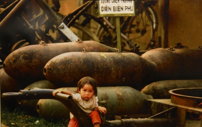 B&eacute; g&aacute;i chơi trước bảo t&agrave;ng Điện Bi&ecirc;n Phủ năm 1983.