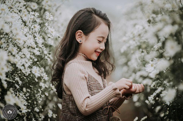 “Tiểu Chi Pu” khiến cư dân mạng sôi sùng sục với bộ ảnh chụp cùng cúc họa mi được đánh giá là đẹp nhất mùa