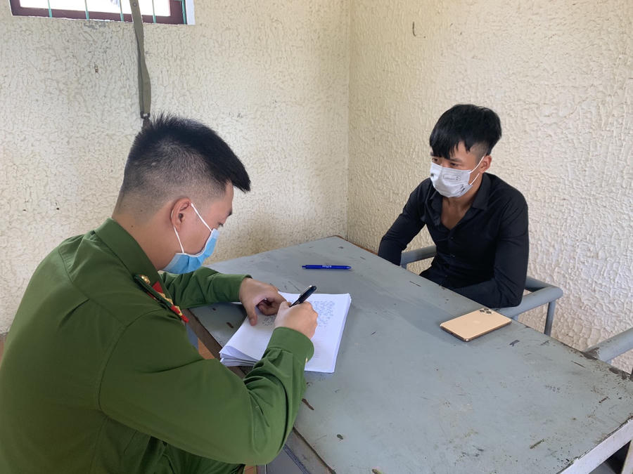 Đối tượng Hoàng Văn Quyết cùng tang vật vụ cướp giật tài sản.