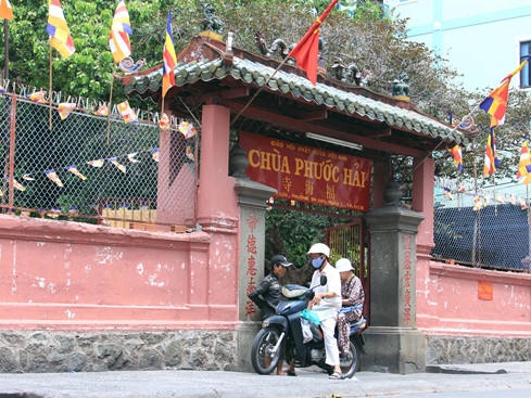Chùa Ngọc Hoàng (hay còn gọi Phước Hải) nằm trên đường Mai Thị Lựu (quận 1), cách đường Điện Biên Phủ khoảng 100m. Đường Mai Thị Lựu không rộng nhưng có nhiều phương tiện thường xuyên qua lại.