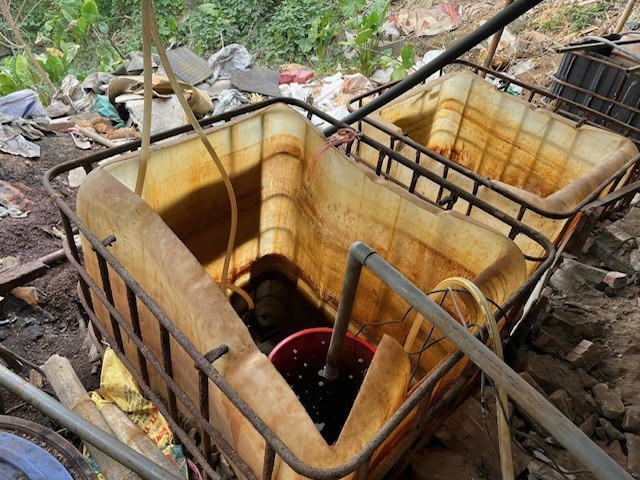 Hiện trường tại xưởng phân kim trái phép
