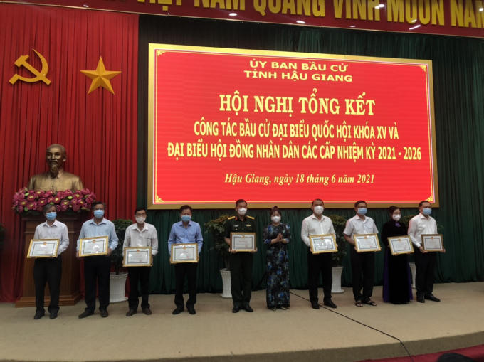 Khen thuong tap the