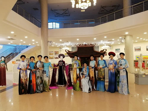 Bộ Quốc phục của nhà thiết kế Nhật Dũng tặng BTC để đấu giá gây quỹ từ thiện.