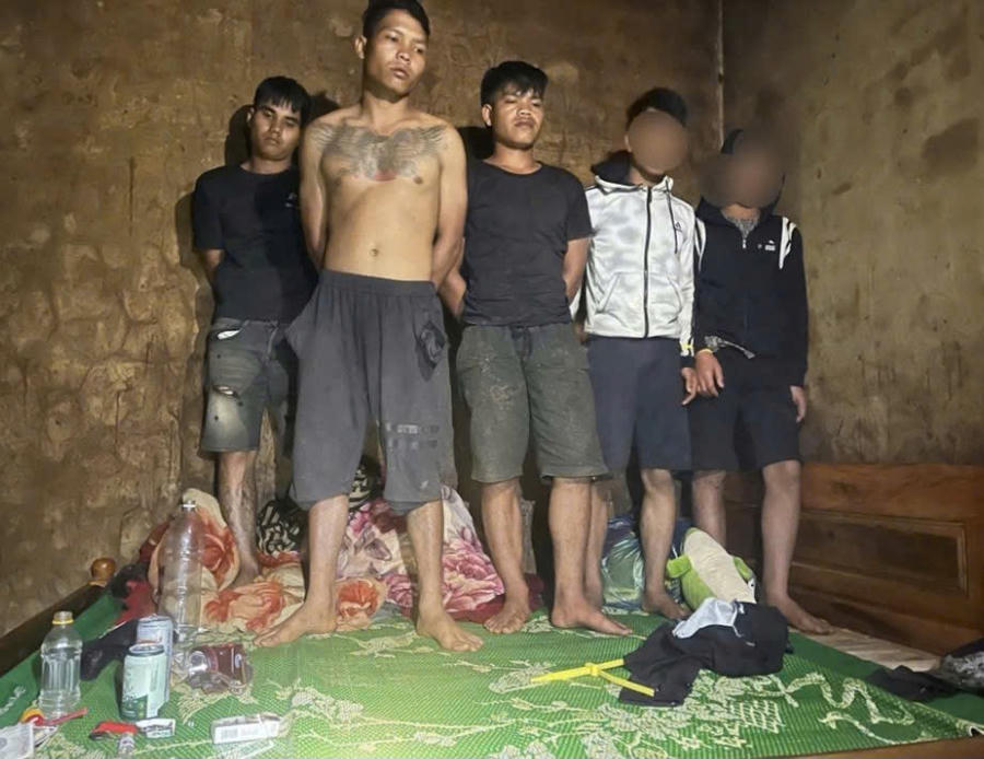 Đối tượng Tuyên ( bên trái) và Quýt cùng 4 đối tượng khác đã bị khởi tố về hành vi mua bán, tổ chức sử dụng trái phép chất ma túy. Ảnh: Công an Gia Lai
