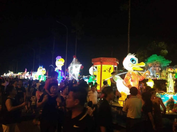 Thành phố Tuyên Quang rực rỡ với những lồng đèn khổng lồ