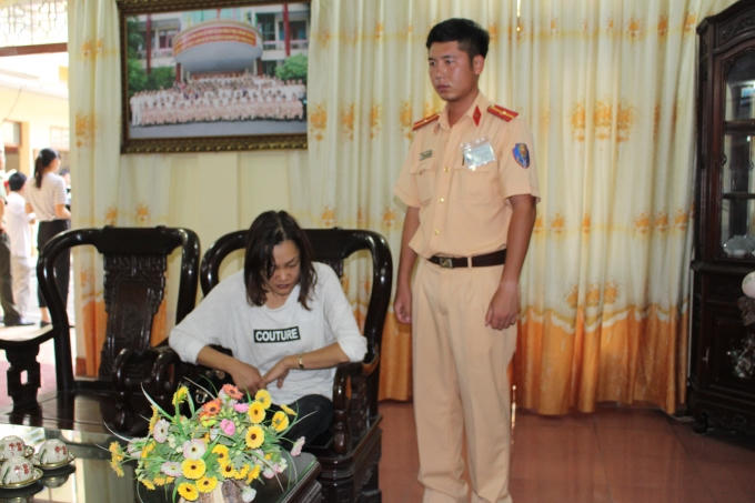 Đối tượng nữ Vũ Thị Ngọc Hằng tại cơ quan chức năng.