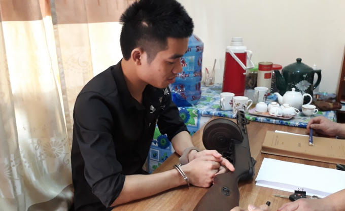Cao Văn Hưng cùng tang vật tại cơ quan điều tra.