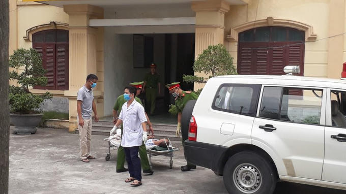 Bị cáo Hùng không tự nguyện đến tòa nên HDXX buộc phải áp giải bằng xe cứu thương.