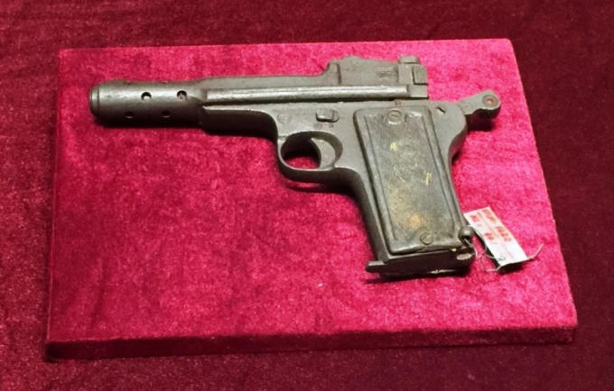 Khẩu súng ngắn được Đại tướng Võ Nguyên Giáp sử dụng trong lễ thành lập Đội Việt Nam tuyên truyền giải phóng quân.