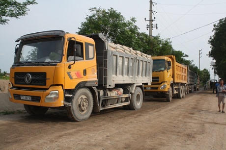 Đoàn xe quá tải, các lái xe bỏ đi khỏi hiện trường, bất hợp tác với lực lượng chức năng (Ảnh: T.A).