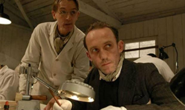 Isaac Smolyanov đang “chế tác” tiền giả