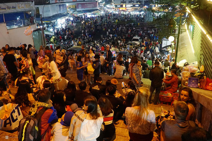 Khu vực này níu chân khách bởi các món ăn vặt như bánh tráng nướng, sữa đậu nành nóng, bánh mì... Nhiều người ngồi lại đây trò chuyện, ăn uống vì ngại chen chân xuống biển người bên dưới.