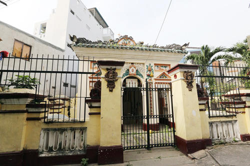 Tọa lạc trong hẻm đường Phú Thọ Hòa, quận Tân Phú là cổ mộ rộng khoảng 100 m2 và được xây từ 110 năm trước của vợ chồng ông Lý Tường Quan (tức bá hộ Xường) - người đứng thứ ba trong bốn người giàu có nhất Sài Gòn xưa.