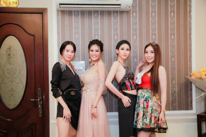 Hoa hậu Dy Khả H&acirc;n đ&oacute;n tuổi mới b&ecirc;n buổi tiệc sinh nhật b&iacute; mật c&ugrave;ng bạn b&egrave; th&acirc;n thiết