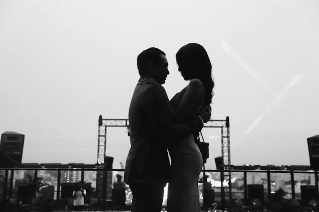 Bạn trai đại gia chuẩn đã bị khá chu đáo cho buổi cầu hôn khi tạo ra một không gian vô cùng lãng mạn trên sân thượng tại một tòa nhà ở TPHCM.