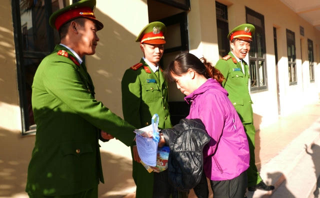 Một người được đặc xá rơm rớm nước mắt nói lời cảm ơn cán bộ và hứa sẽ trở thành một công dân tốt khi được hòa nhập với cộng đồng.