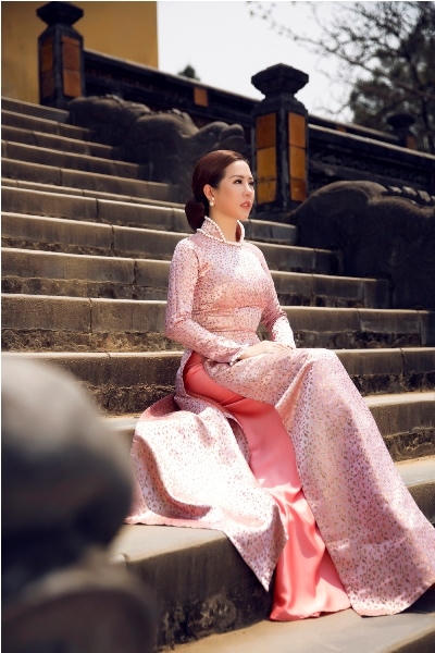 Bộ hình này được thực hiện tại Cố đô Huế- nơi mang trong mình một vẻ đẹp đầy mộng mơ nhưng cũng rất hùng tráng.