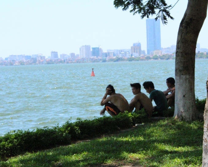 Hồ nước là lựa chọn tối ưu của người dân thủ đô những ngày này.