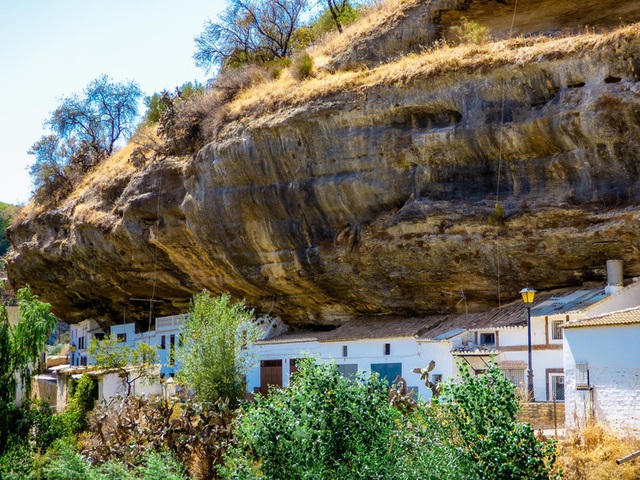 Mùa hè, trong khi vùng Andalusia nóng như đổ lửa thì ngược lại, ở thị trấn Setenil de las Bodegas lại đem đến cho du khách cảm giác mát mẻ, dễ chịu (Ảnh: Traveler).