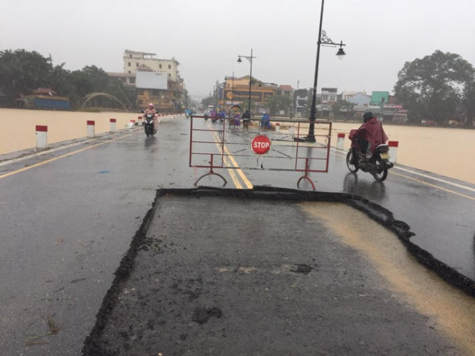 Công trình Đập Đá tuy mới đưa vào sử dụng không lâu nhưng mới bị “ngâm” lũ 3 ngày đã “nát”.