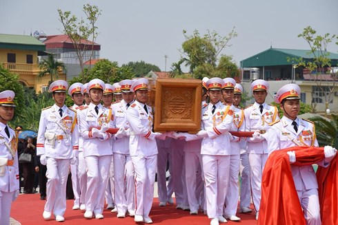 Di quan và rước di ảnh nguyên Tổng Bí thư Đỗ Mười vào nơi an táng. (Ảnh: VOV)
