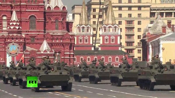 Những cuộc diễu h&agrave;nh của &ldquo;Trung đo&agrave;n Bất tử&rdquo; như tr&ecirc;n trong năm 2015 đ&atilde; thu h&uacute;t tới 500.000 người tại Moscow. Tổng thống Nga Putin khi đ&oacute; cũng tham dự v&agrave; mang theo ảnh của cha &ocirc;ng, một cựu chiến binh.