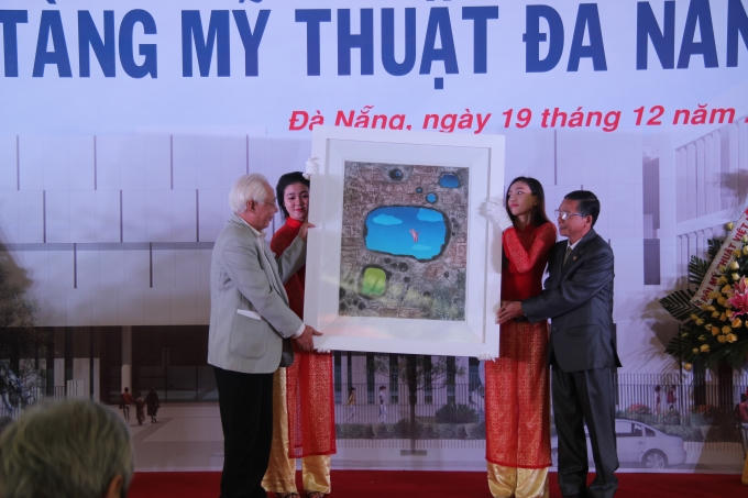 Đây là 1 trong 33 tác phẩm Hội Mỹ thuật Việt Nam hiến tặng cho Bảo tàng Mỹ thuật Đà Nẵng.