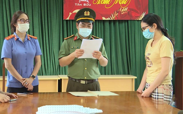 Đối tượng Hạnh (áo vàng) tại cơ quan Công an.