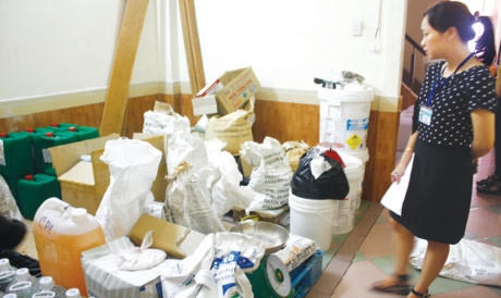 Ngổn ngang hóa chất, phụ gia thực phẩm tại cửa hàng hóa chất trên đường Điện Biên Phủ. Ảnh: Nguyễn Thành.