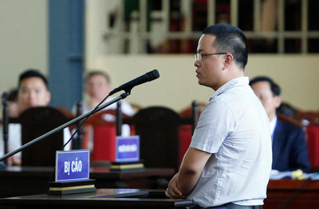 Bị cáo Nguyễn Quốc Tuấn khai báo tại phiên xét xử chiều 13/11. (Ảnh: CTV).