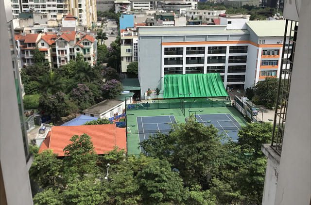 Nhà sàn và 2 sân tennis chiếm khoảng 1/3 diện tích sân trường Ngôi sao Hà Nội.