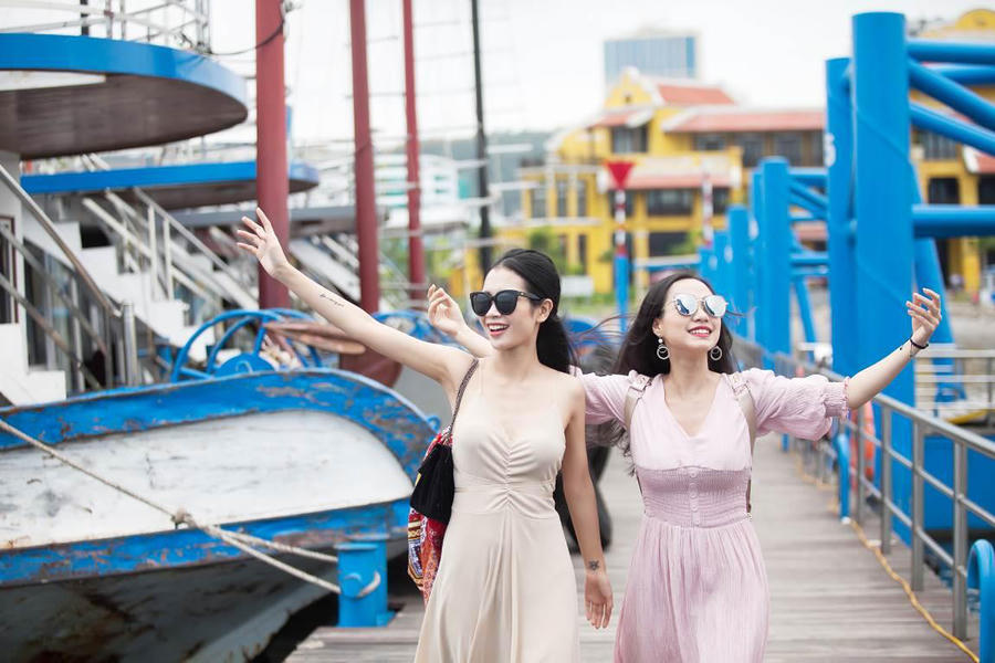 Không gian ấn tượng tại Cảng cũng là nơi thỏa thuê check-in của đông đảo du khách trẻ trong lúc chờ xuống tàu ra thăm quan Vịnh.