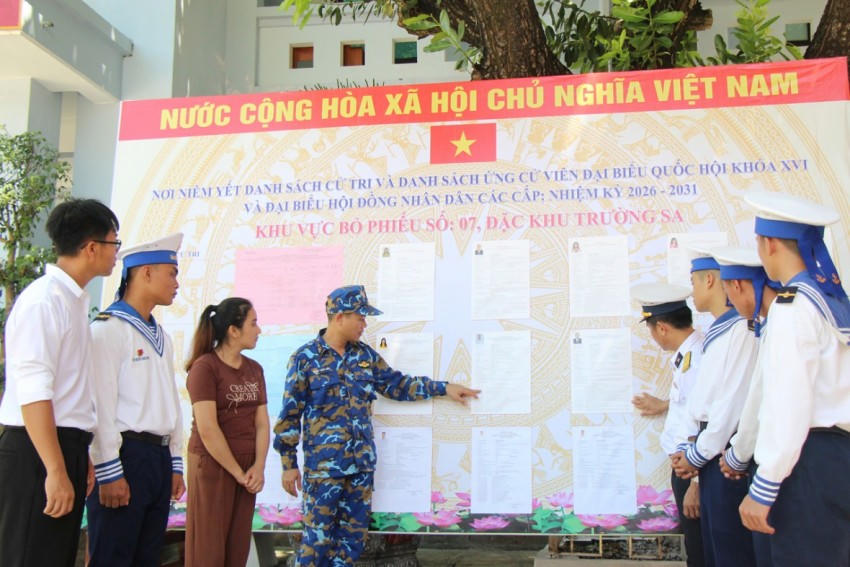 Cán bộ, chiến sĩ trên các đảo tìm hiểu kỹ ứng cử viên đại biểu