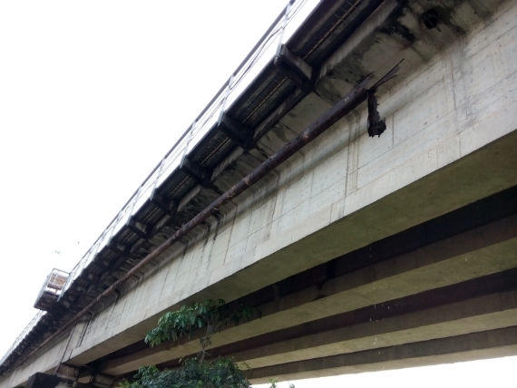 B&agrave;i 3: Cầu Thăng Long xuống cấp, trời nắng nhưng nước &ldquo;mưa&rdquo; vẫn tu&ocirc;n xối xả