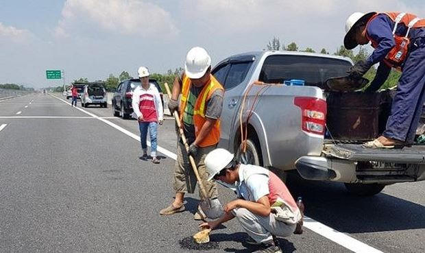 Vá đường trên Cao tốc Đà Nẵng - Quảng Ngãi