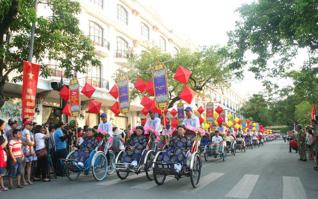 Với xích lô kết đèn lồng, hoa sen Huế và các bảng tên làng nghề đi đầu.