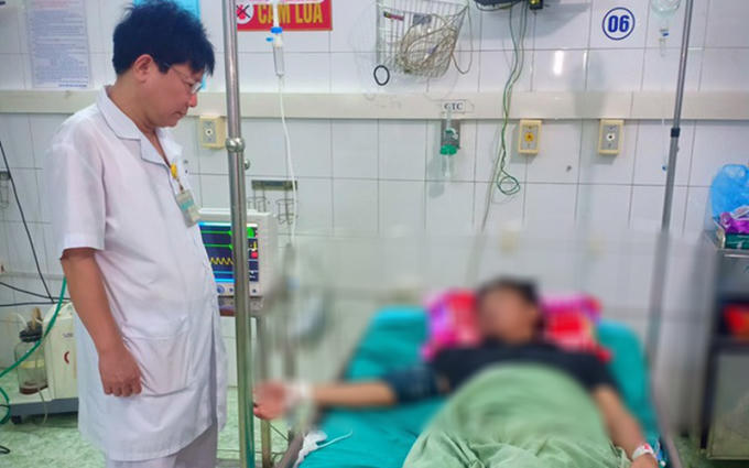 Bác sĩ thăm khám cho bệnh nhân bị ngộ độc rượu ngâm củ ấu tàu.
