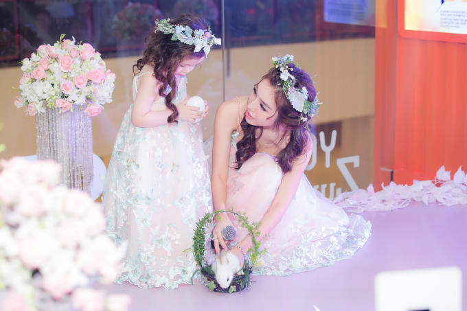 Cadie xinh như c&ocirc;ng ch&uacute;a, lần đầu catwalk diễn BST đầu ti&ecirc;n của mẹ Elly
