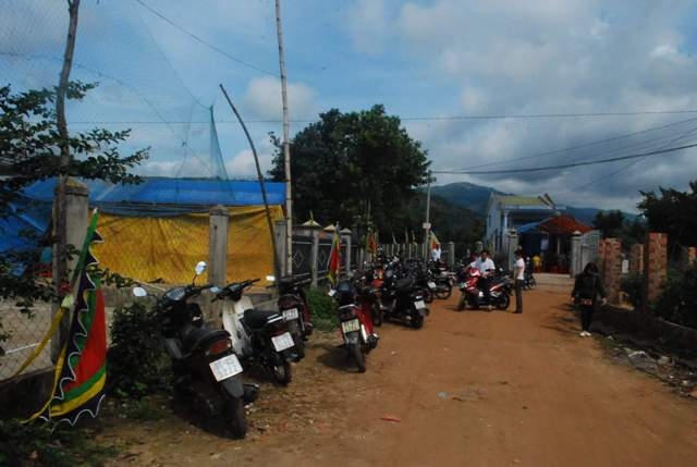 Người thân đang lo hậu sự cho các em xấu số.