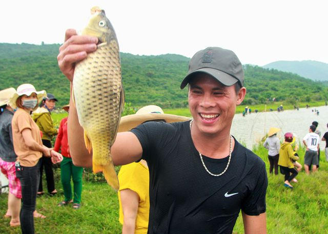 Tấp nập mang nơm, v&oacute;, lưới đổ về lễ hội đ&aacute;nh bắt c&aacute; c&oacute; một kh&ocirc;ng hai ở miền Trung