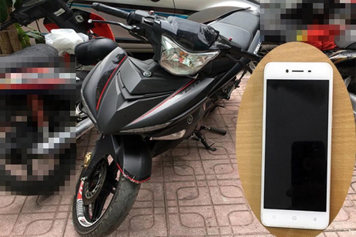 Chiếc xe máy là phương tiện của Phương - Phú khi đi cướp giật. Còn chiếc điện thoại là tang vật trong vụ cướp mà 2 đối tượng này chưa kịp tẩu tán.
