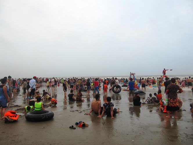 Để tiếp nhận những ý kiến phản ánh của du khách, Thành phố Sầm Sơn cho đặt rất nhiều các bảng biển có số điện thoại đường dây nóng của Chủ tịch UBND TP Sầm Sơn cũng như các đầu ngành để người dân có thể phản ánh trực tiếp nếu bị ép giá, chặt chém. Nếu phát hiện cơ sở vi phạm, sẽ xử phạt nghiêm theo quy định, còn tái phạm ngoài xử phạt tiếp còn xem xét cho cắt điện nước, thậm chí tước giấy phép kinh doanh.