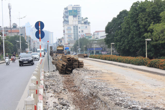 Một phần đê đất sông Hồng đoạn từ khách sạn Thắng Lợi đến cửa khẩu An Dương, dài 1,1km sẽ được bóc dỡ, thay thế bằng kết cấu tường chắn bê tông cốt thép dạng chữ L.