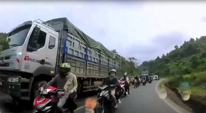 Đoàn phượt thủ vượt lấn làn suýt tông phải ô tô. (Ảnh: Cắt từ clip)