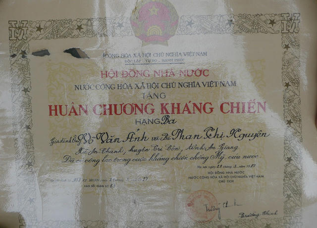 Những bằng Huân, Huy chương, bằng Tổ quốc ghi công đa phần được Chủ tịch Hội đồng Nhà nước ký từ những năm 1975 và những năm 1987.