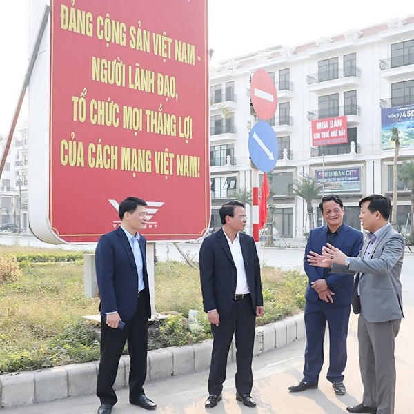 Bí thư Tỉnh ủy Ninh Bình, ông Đặng Xuân Phong (đứng giữa), kiểm tra công tác tuyên truyền trực quan tại phường Hà Nam.