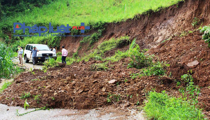 Mưa to kéo dài gây sạt lở tả luy âm tuyến đường bê tông từ trung tâm xã Khâu Vai đi thôn Khâu Vai B và thôn Pó Ngần.