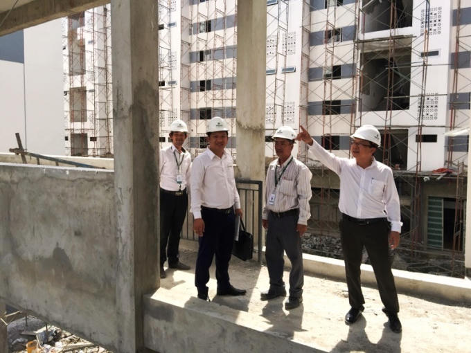 Ban lãnh đạo Trần Anh Group đi kiểm tra các hạng mục xây dựng tại dự án.