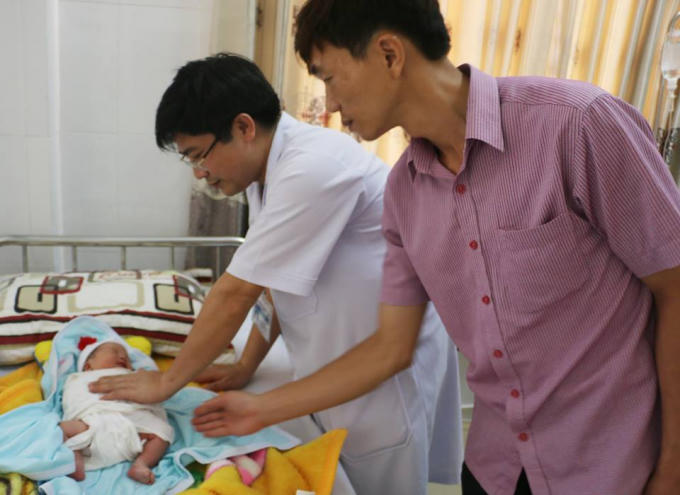 Cháu bé ra đời an toàn với trọng lượng 3,4 kg.