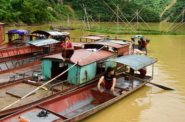 Một số gia đình mất nhà cửa, phải xuống thuyền trú tạm.